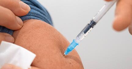 Ein Piks, der vor schwerem Krankheitsverlauf als auch bis zu einem gewissen Grad vor der Ansteckung schützt: Wie beim Coronavirus ist die Impfung auch gegen Keuchhusten dringend ratsam. Denn die Fallzahlen explodieren.
Foto: Archiv/dpa Ein Piks, der vor schwerem Krankheitsverlauf als auch bis zu einem gewissen Grad vor der Ansteckung schützt: Wie beim Coronavirus ist die Impfung auch gegen Keuchhusten dringend ratsam. Denn die Fallzahlen explodieren.
Foto: Archiv/dpa