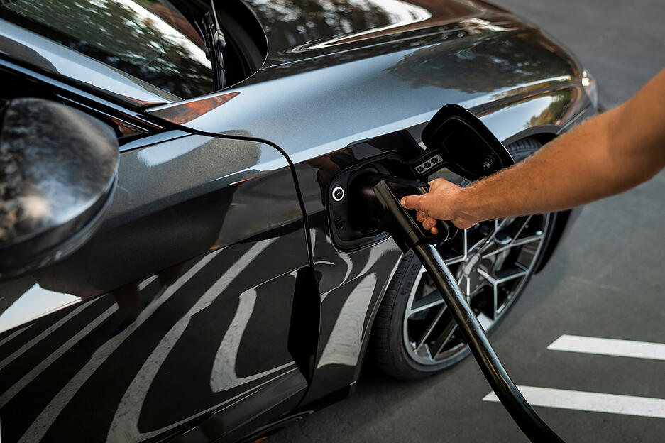 Der Akku des E-Tron GT lässt sich nun mit bis zu 320 kW laden. In zehn Minuten fließt so unter optimalen Bedingungen der Strom für bis zu 280 Kilometer.