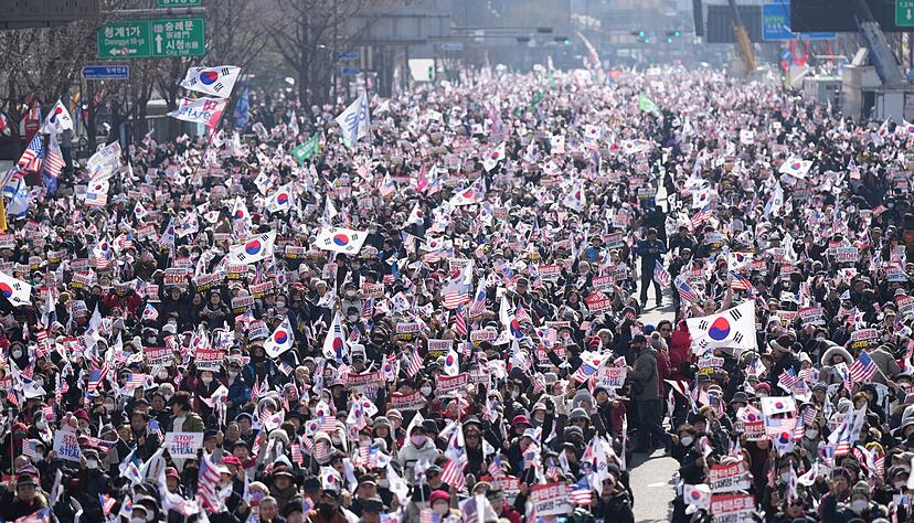 Tausende Menschen gingen in Seoul für Yoon auf die Straße. Tausende Menschen gingen in Seoul für Yoon auf die Straße.