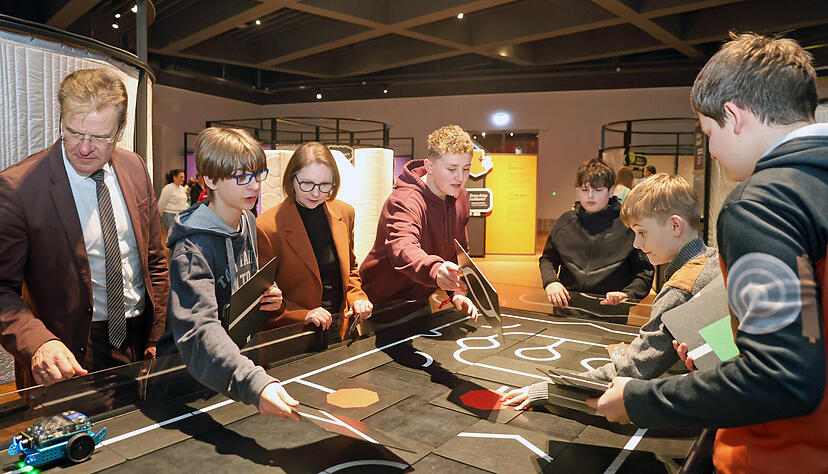 Staatssekret&auml;rin Sandra Boser (3.v.l.) und ZSL-Pr&auml;sident Thomas Riecke-Baulecke (links) besuchten gemeinsam mit Achtkl&auml;sslern aus G&ouml;ppingen die Sonderausstellung "&bdquo;KI, was geht?&ldquo;.