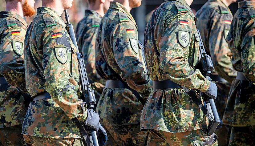 Im Gleichschritt: Soldaten der Bundeswehr laufen über den Appellplatz.
Foto: dpa Im Gleichschritt: Soldaten der Bundeswehr laufen über den Appellplatz.
Foto: dpa