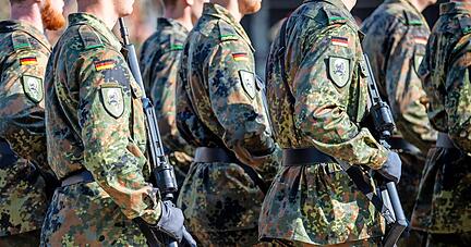 Im Gleichschritt: Soldaten der Bundeswehr laufen über den Appellplatz.
Foto: dpa