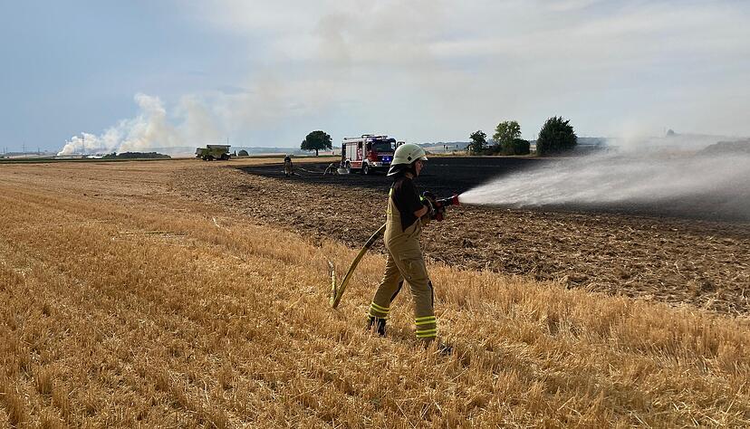 Die Feuerwehr ist auf einem Feld bei der Saarlandstraße in Richtung Frankenbach im Einsatz.