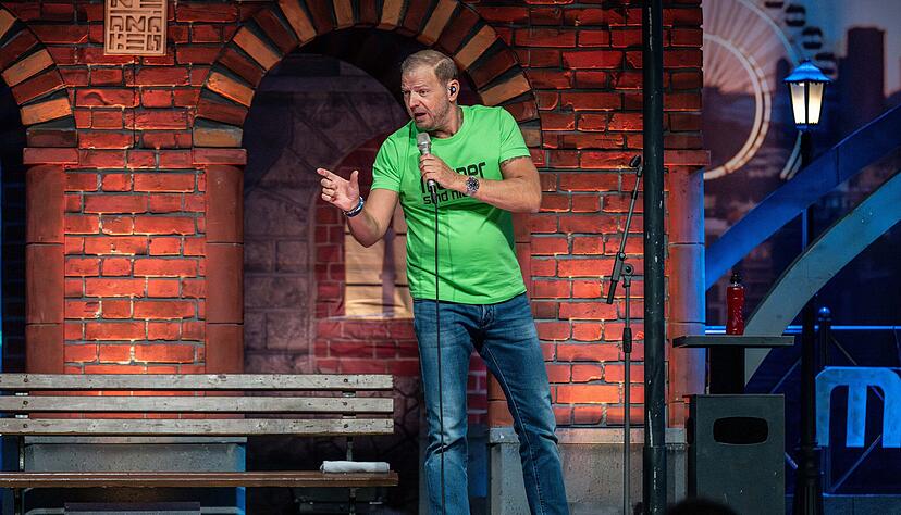 Ist seit fast 25 Jahren mit seinen Bühnenshows unterwegs: Mario Barth bleibt dem Thema Geschlechter und deren Beziehung zueinander treu. Ist seit fast 25 Jahren mit seinen Bühnenshows unterwegs: Mario Barth bleibt dem Thema Geschlechter und deren Beziehung zueinander treu.