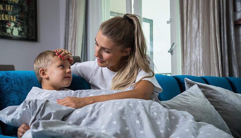 Wenn das Kind krank ist, ist der Wunsch nach Nähe von Mama und Papa oft besonders groß.