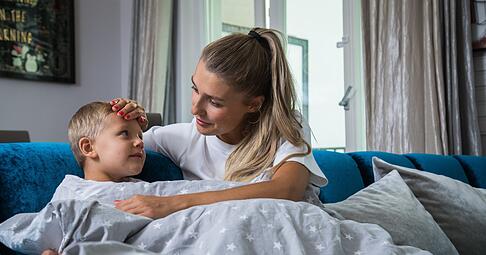Wenn das Kind krank ist, ist der Wunsch nach Nähe von Mama und Papa oft besonders groß.