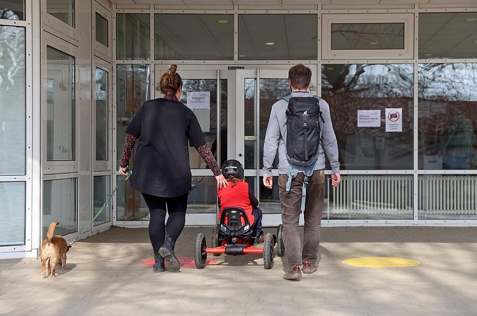 Für eine Familie geht es mit dem Kettcar zum Wählen nach Bad Friedrichshall. Für eine Familie geht es mit dem Kettcar zum Wählen nach Bad Friedrichshall.