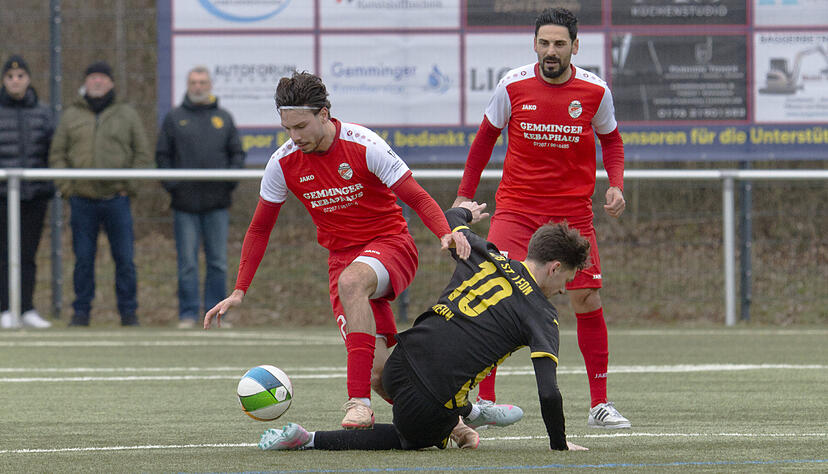 Halil Yildirim (links) hält als zentraler Spieler die Dreier-Abwehrkette von Türkspor Eppingen zusammen. Halil Yildirim (links) hält als zentraler Spieler die Dreier-Abwehrkette von Türkspor Eppingen zusammen.