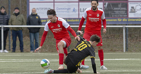 Halil Yildirim (links) h&auml;lt als zentraler Spieler die Dreier-Abwehrkette von T&uuml;rkspor Eppingen zusammen.