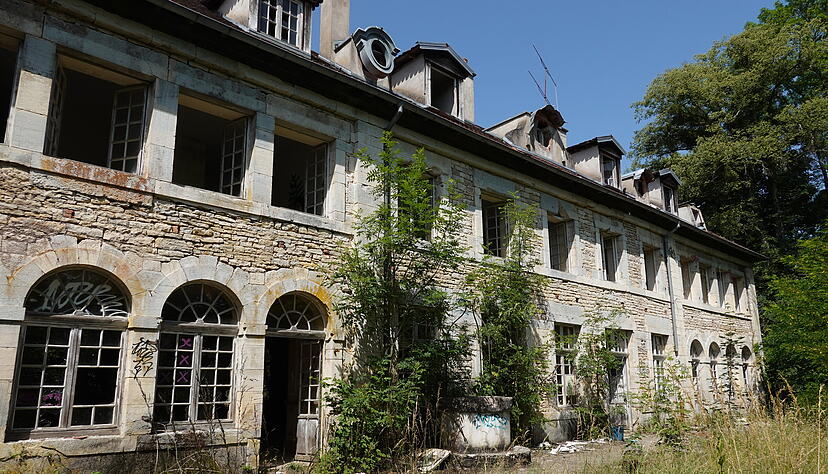Les Tuileries in Pont sur l'Ognon: Das Hauptgebäude des Hotels, mit repräsentativem Eingangsbereich.
