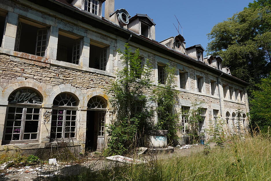Les Tuileries in Pont sur l'Ognon: Das Hauptgebäude des Hotels, mit repräsentativem Eingangsbereich.