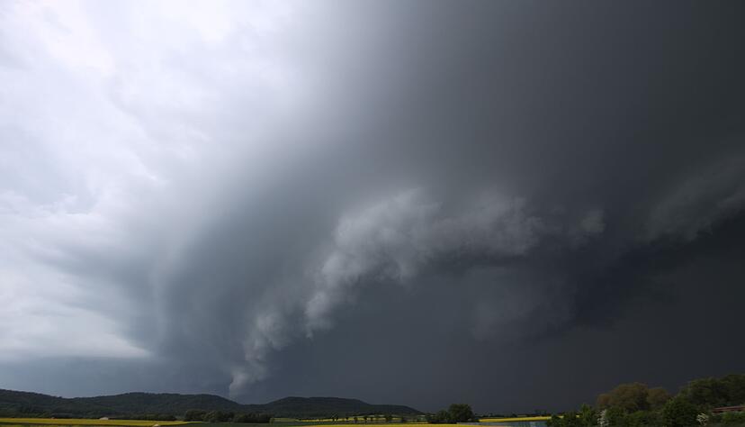 Ein Unwetter zog &uuml;ber mehrere Bundesl&auml;nder - und sorgte f&uuml;r viele Sch&auml;den.