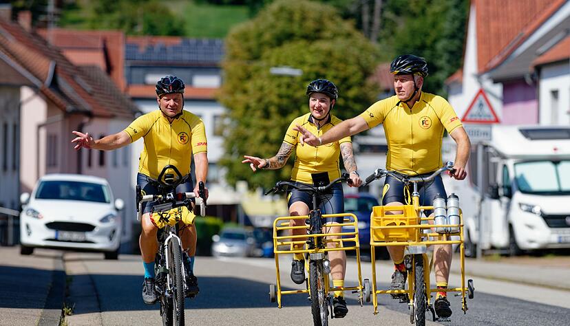 Sie fahren mit Postfahrr&auml;dern und einem Gravelbike - alle ohne Elektromotor.