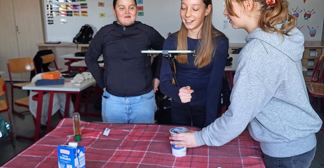Mayleen, Lea und Sina (von links) &uuml;berlegen, wie im Video Zutaten f&uuml;r eine Fr&uuml;hst&uuml;cksbowl ins Bild kommen.
Foto: Arweiler