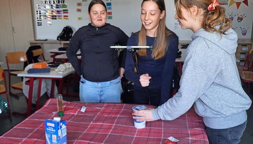 Mayleen, Lea und Sina (von links) &uuml;berlegen, wie im Video Zutaten f&uuml;r eine Fr&uuml;hst&uuml;cksbowl ins Bild kommen.
Foto: Arweiler