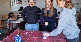 Mayleen, Lea und Sina (von links) &uuml;berlegen, wie im Video Zutaten f&uuml;r eine Fr&uuml;hst&uuml;cksbowl ins Bild kommen.
Foto: Arweiler