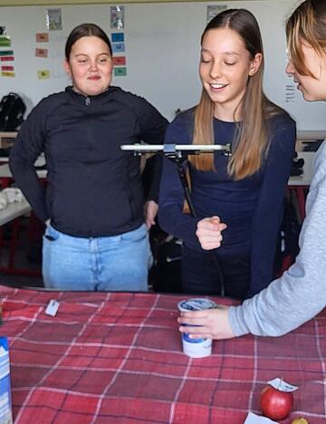 Mayleen, Lea und Sina (von links) &uuml;berlegen, wie im Video Zutaten f&uuml;r eine Fr&uuml;hst&uuml;cksbowl ins Bild kommen.
Foto: Arweiler