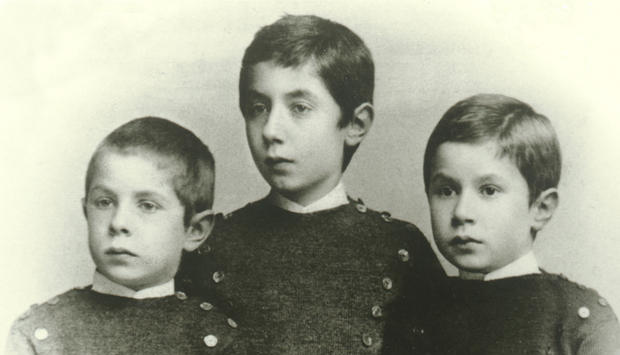 1891: Theodor Heuss mit seinen &auml;lteren Br&uuml;dern Ludwig und Hermann (v. l.). Ludwig Heuss wird sp&auml;ter Schul-und Stadtarzt in Heilbronn, Hermann Heuss schl&auml;gt die Laufbahn als Architekt ein.