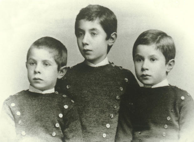 1891: Theodor Heuss mit seinen älteren Brüdern Ludwig und Hermann (v. l.). Ludwig Heuss wird später Schul-und Stadtarzt in Heilbronn, Hermann Heuss schlägt die Laufbahn als Architekt ein. 1891: Theodor Heuss mit seinen älteren Brüdern Ludwig und Hermann (v. l.). Ludwig Heuss wird später Schul-und Stadtarzt in Heilbronn, Hermann Heuss schlägt die Laufbahn als Architekt ein.