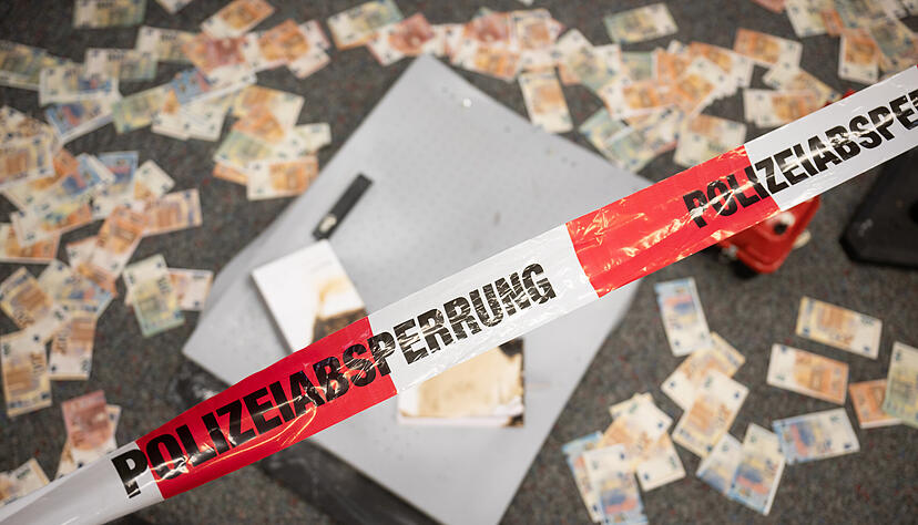 In Kupferzell kommt es in einer Bankfiliale in der Nacht zu Freitag zu einer Explosion: Unbekannte sprengen einen Bankautomaten. In Kupferzell kommt es in einer Bankfiliale in der Nacht zu Freitag zu einer Explosion: Unbekannte sprengen einen Bankautomaten.