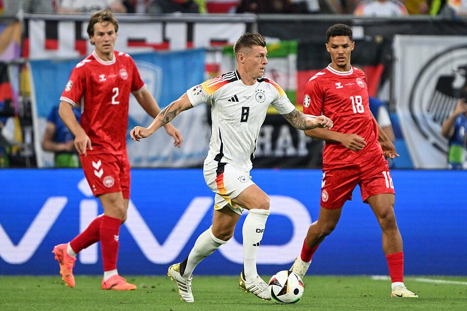 Toni Kroos: Er spielte nach der rund 25-minütigen Gewitterunterbrechung den ersten Ball. Der war unauffällig. Es war nicht der beste Tag von Toni Kroos.
Note: 3,5 Toni Kroos: Er spielte nach der rund 25-minütigen Gewitterunterbrechung den ersten Ball. Der war unauffällig. Es war nicht der beste Tag von Toni Kroos.
Note: 3,5