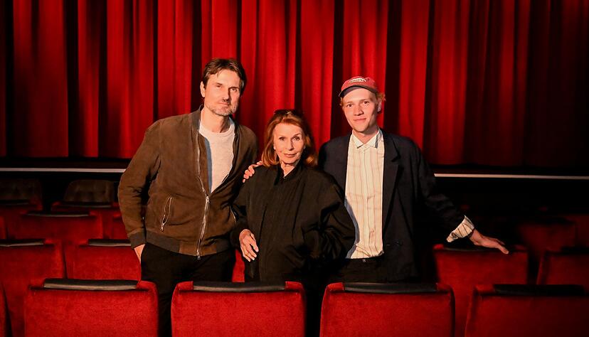 Senta Berger (M) macht Urlaub von der Reha - im Kino mit ihrem Sohn Simon Verhoeven (l) und dem Schauspieler Bruno Alexander (r). Senta Berger (M) macht Urlaub von der Reha - im Kino mit ihrem Sohn Simon Verhoeven (l) und dem Schauspieler Bruno Alexander (r).