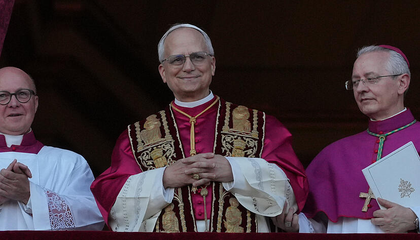 Der neu gew&auml;hlte Papst Leo XIV., US-Amerikaner Robert Prevost, erscheint auf dem Balkon des Petersdoms im Vatikan.