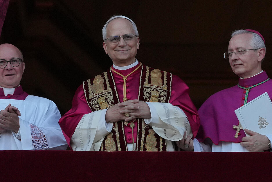 Der neu gewählte Papst Leo XIV., US-Amerikaner Robert Prevost, erscheint auf dem Balkon des Petersdoms im Vatikan.