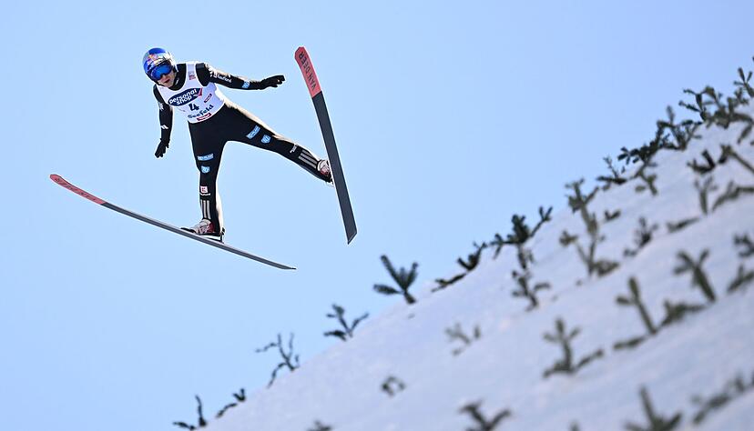 Vinzenz Geiger feiert den Sieg in Seefeld.