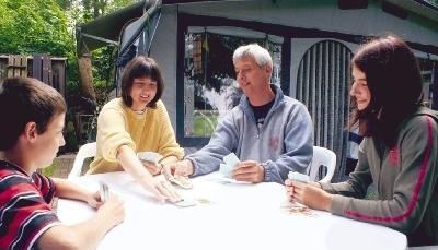 Das Ehepaar Labenda mit Dennis und Jasmin aus dem badischen Breisach verbringt seit acht Jahren ihre Ferien am liebsten in der Heuchelbergregion.Fotos: Angela Groß