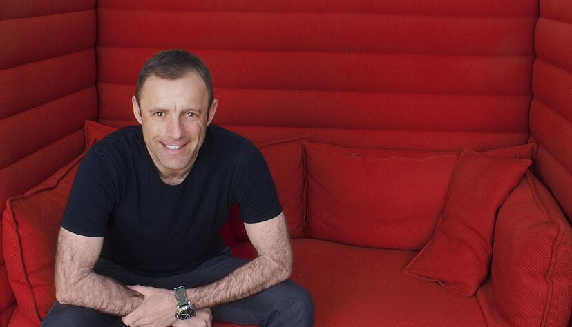 Indeca ist Geschichte: Das rote Camao-Sofa ist Appolts neue Welt.
Foto: Camao Indeca ist Geschichte: Das rote Camao-Sofa ist Appolts neue Welt.
Foto: Camao