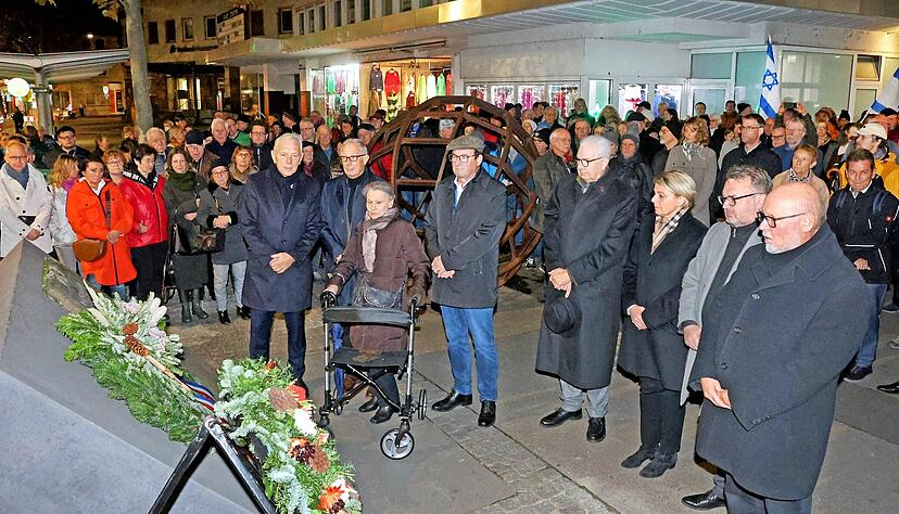 "Nie wieder! Allen Jüdinnen und Juden gilt unser besonderer Schutz und Beistand", sagte Oberbürgermeister Harry Mergel beim Gedenken in Heilbronn.
Foto: Ralf Seidel "Nie wieder! Allen Jüdinnen und Juden gilt unser besonderer Schutz und Beistand", sagte Oberbürgermeister Harry Mergel beim Gedenken in Heilbronn.
Foto: Ralf Seidel