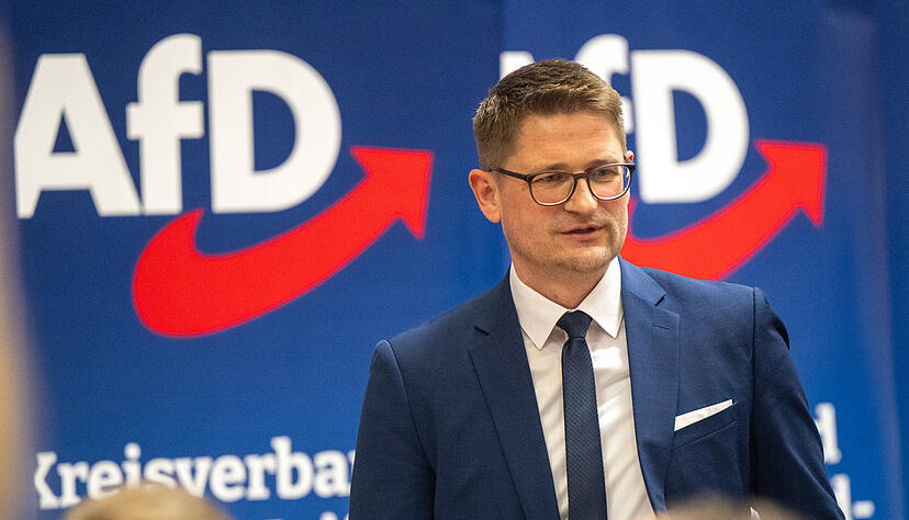 René Springer, der Landesvorsitzende der AfD Brandenburg, steht auf dem Landesparteitag der AfD Brandenburg in der Wiesenhalle. Die AfD hat in Brandenburg die Kommunalwahlen gewonnen. René Springer, der Landesvorsitzende der AfD Brandenburg, steht auf dem Landesparteitag der AfD Brandenburg in der Wiesenhalle. Die AfD hat in Brandenburg die Kommunalwahlen gewonnen.