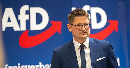ARCHIV - 16.03.2024, Brandenburg, Jüterbog: René Springer, der Landesvorsitzende der AfD Brandenburg, steht auf dem Landesparteitag der AfD Brandenburg in der Wiesenhalle. (zu dpa: «AfD-Landeschef sieht Rückenwind für Landtagswahl») Foto: Monika Skolimowska/dpa +++ dpa-Bildfunk +++ ARCHIV - 16.03.2024, Brandenburg, Jüterbog: René Springer, der Landesvorsitzende der AfD Brandenburg, steht auf dem Landesparteitag der AfD Brandenburg in der Wiesenhalle. (zu dpa: «AfD-Landeschef sieht Rückenwind für Landtagswahl») Foto: Monika Skolimowska/dpa +++ dpa-Bildfunk +++