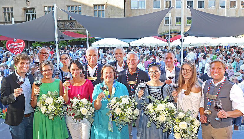 Zu dem vom Musikverein Biberach umrahmten Eröffnungsreigen durften eine ganz Reihe von Ehrengästen auf die Bühne kommen.