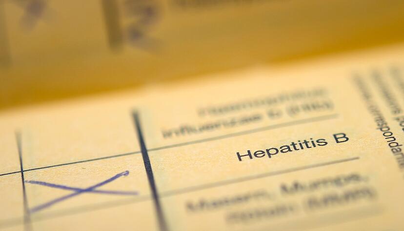 Der Schriftzug "Hepatitis B"  in einem Impfpass. Hepatitis B kann Leberkrebs verursachen.