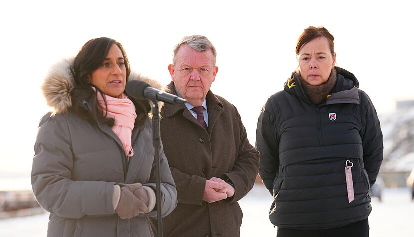 D&auml;nemarks Au&szlig;enminister Lars L&oslash;kke Rasmussen, hier mit seinen Amtskolleginnen aus Kanada (l) und Gr&ouml;nland (r), glaubt an eine Einigung mit den USA.