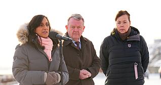 D&auml;nemarks Au&szlig;enminister Lars L&oslash;kke Rasmussen, hier mit seinen Amtskolleginnen aus Kanada (l) und Gr&ouml;nland (r), glaubt an eine Einigung mit den USA.