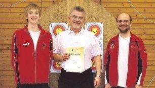 Die Bogenschützen Clemens Brosi, Markus Kutyniok und Joachim Brosi (von links) haben den TSV Ohrnberg zum Klassenerhalt geschossen.Foto: privat