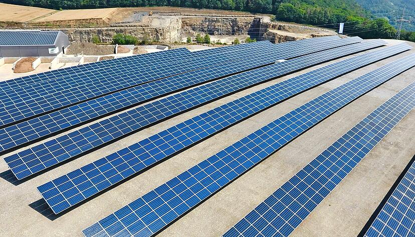 Ökostrom aus luftiger Höhe: Auf diesem Hochplateau des Steinbruchs in Kupferzell-Rüblingen sonnen sich seit 2019 Tausende Solarmodule. Auch große Firmen setzen verstärkt auf Photovoltaik.
Foto: Archiv/privat