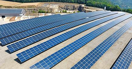 &Ouml;kostrom aus luftiger H&ouml;he: Auf diesem Hochplateau des Steinbruchs in Kupferzell-R&uuml;blingen sonnen sich seit 2019 Tausende Solarmodule. Auch gro&szlig;e Firmen setzen verst&auml;rkt auf Photovoltaik.
Foto: Archiv/privat