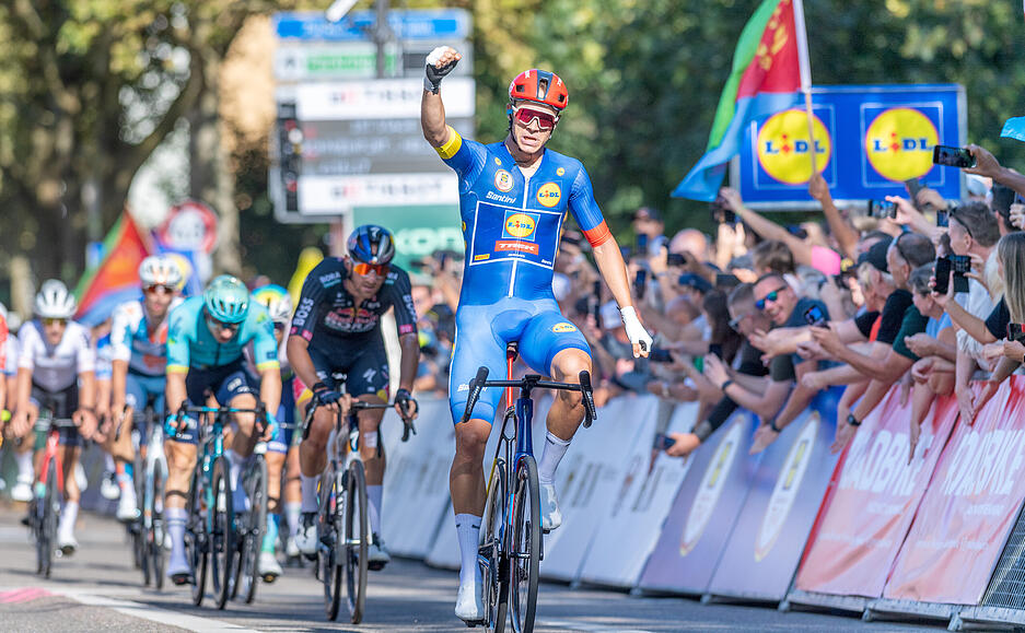 Nach seinem Erfolg am Vortag im Prolog gewann der 23 Jahre alte Italiener auch die erste Etappe.