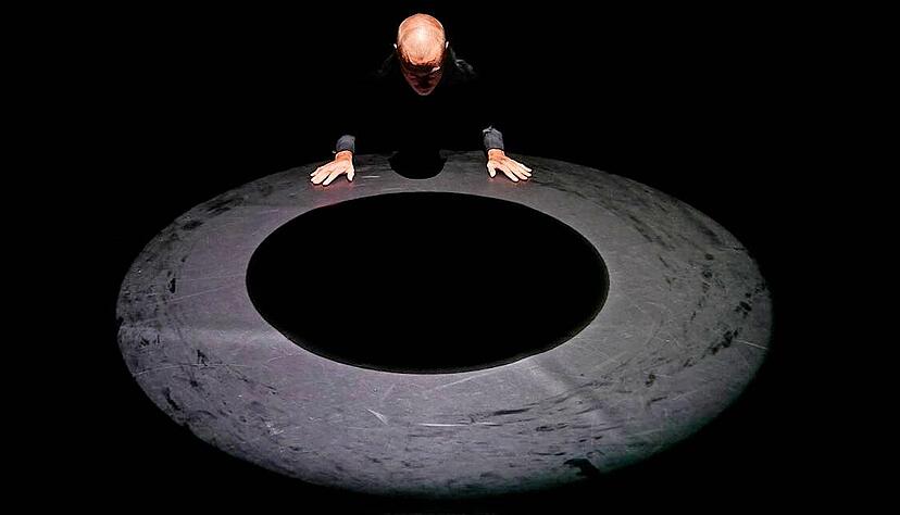 Warum wir lieber nach den Sternen greifen als ins Dunkle eines Lochs: One-Man-Show &bdquo;Untiefe&ldquo; mit Jan Jedenak in der Boxx des Heilbronner Theaters.
Foto: Dana Ersing