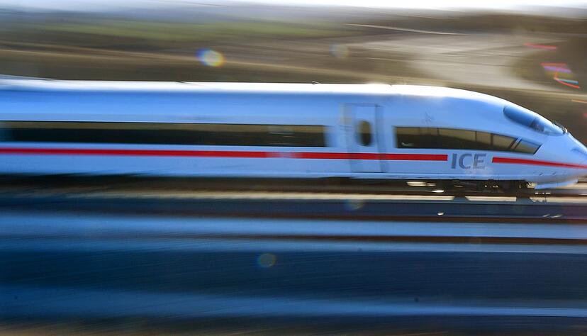 ICE-Züge zwischen Nürnberg und Erfurt werden in beiden Fahrtrichtungen umgeleitet und verspäten sich dadurch um etwa 90 Minuten, wie es hieß. (Foto: Illustration) ICE-Züge zwischen Nürnberg und Erfurt werden in beiden Fahrtrichtungen umgeleitet und verspäten sich dadurch um etwa 90 Minuten, wie es hieß. (Foto: Illustration)