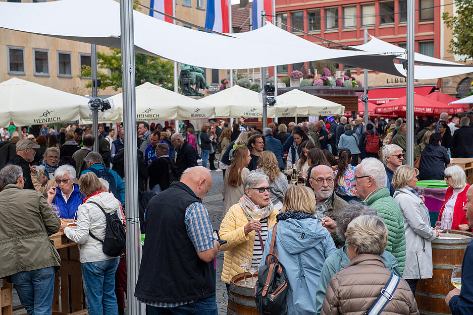 Die Heilbronner Innenstadt verwandelt sich während des Weindorf zu einem Anziehungspunkt für Besucher.