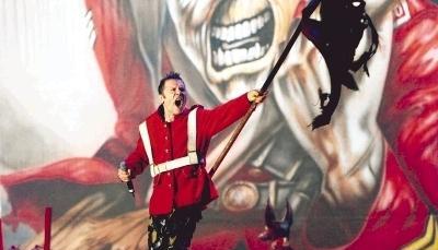 Die Attacke der Leichten Brigade: Bruce Dickinson singt von Verdammnis, Krieg und Tod. Wer ihn allerdings Grimassen schneiden sieht, wei&szlig;, dass alles nur Show ist. Im Nebenberuf fliegt der S&auml;nger Urlauber-Jets.Foto: Andreas Gugau