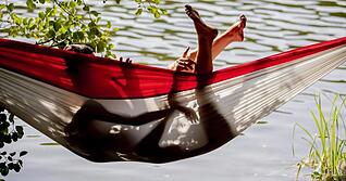 Am Ufer des Berliner Schlachtensees entspannt ein Paar in einer Hängematte. Am Ufer des Berliner Schlachtensees entspannt ein Paar in einer Hängematte.