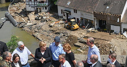 Bundeskanzlerin Angela Merkel (4.v.l.) und Malu Dreyer (5.v.l,SPD), Ministerpräsidentin von Rheinland-Pfalz, stehen während ihres Besuchs in den vom Hochwasser betroffenen Gebieten auf einer Brücke, um die Schäden zu begutachten und mit Betroffenen zu sprechen. Foto: dpa