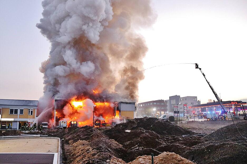 Die Feuerwehr empfiehlt, das Gebiet großräumig zu meiden und Fenstern und Türen geschlossen zu halten. Die Feuerwehr empfiehlt, das Gebiet großräumig zu meiden und Fenstern und Türen geschlossen zu halten.