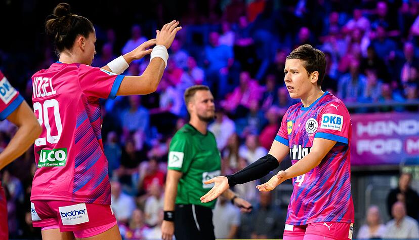 Die deutschen Handballerinnen bejubeln ihren Sieg gegen die Niederlande. Die deutschen Handballerinnen bejubeln ihren Sieg gegen die Niederlande.